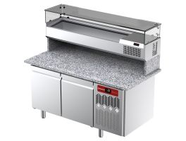 Geventileerde koeltafel voor pizza met 2 deuren en gekoelde vitrine 1600x380x410 en werkblad in graniet.