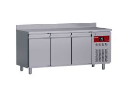 Geventileerde koeltafel met "achterwand", 3 deuren GN 1/1, 405 liter